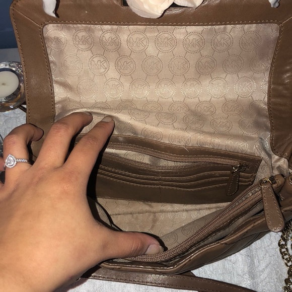 ✨MK Quilted Leather Handbag ✨ - Picture 6 of 7